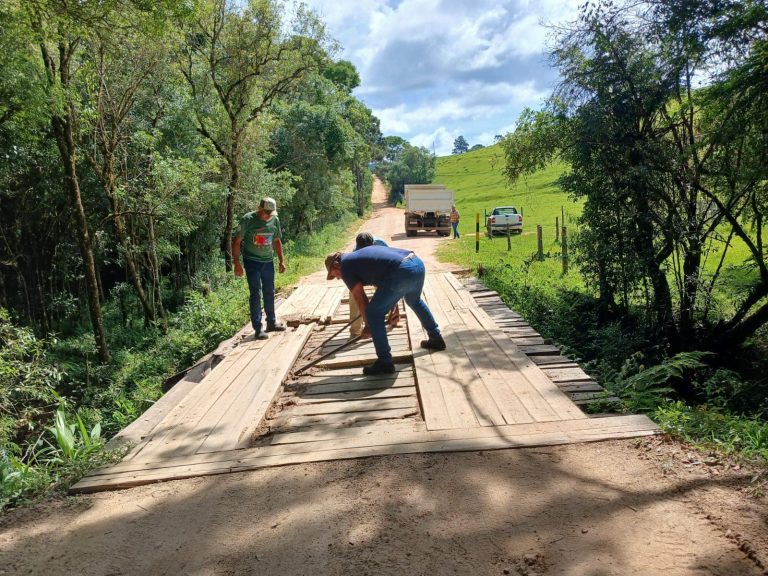 Jaguariaíva reinicia manutenção de pontes na área rural Jaguariaíva reinicia manutenção de pontes na área rural