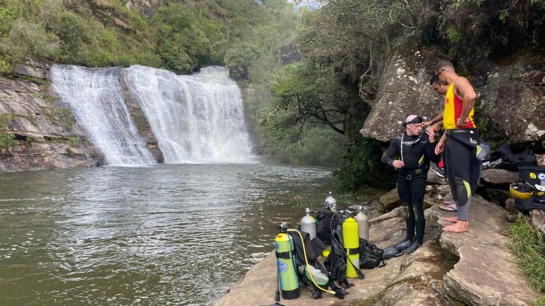 Bombeiros realizam treinamento de mergulho e resgate no Lago Azul; parque segue fechado para visitação