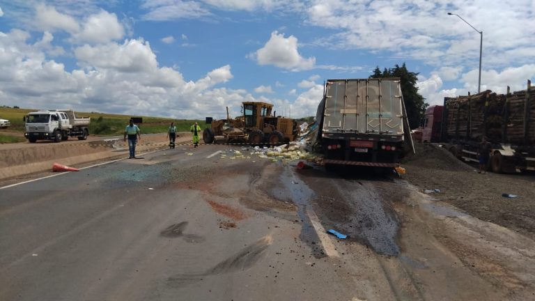 Caminhão carregado de cerveja colide com veículo da EPR na PR-151; motorista morre no local Caminhão carregado de cerveja colide com veículo da EPR na PR-151; motorista morre no local