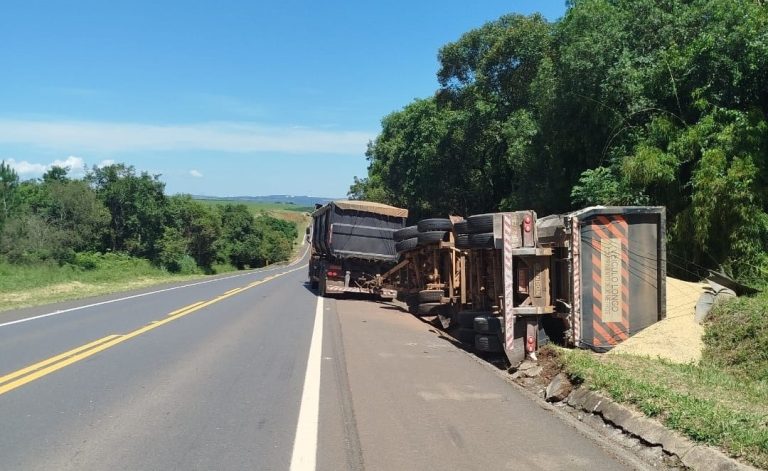 Bitrem tomba na PR-151 em Jaguariaíva; motorista sai ileso Bitrem tomba na PR-151 em Jaguariaíva; motorista sai ileso