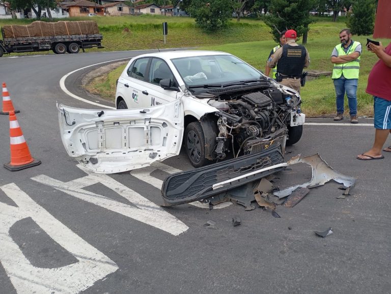 Veículo da concessionária EPR se envolve em acidente em Jaguariaíva Veículo da concessionária EPR se envolve em acidente em Jaguariaíva
