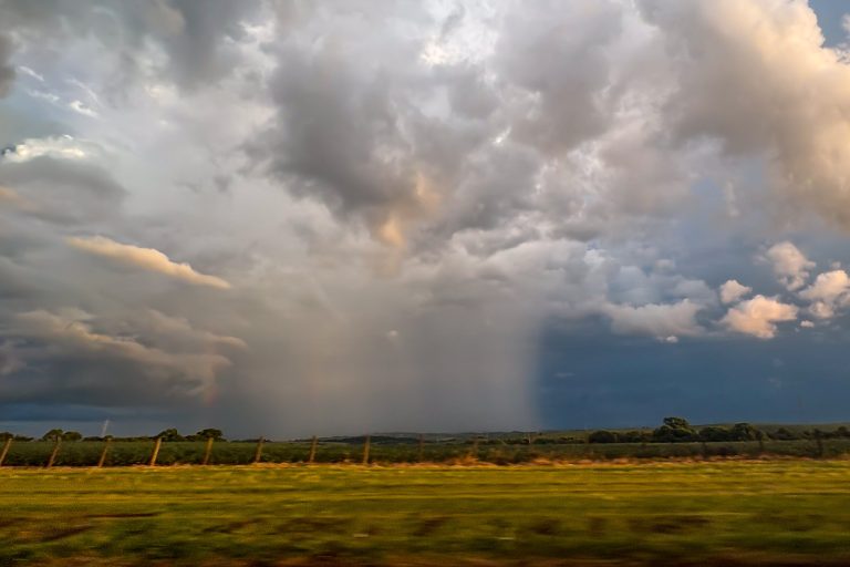 Abril começa chuvoso e traz temperaturas mais amenas ao Paraná, aponta Simepar