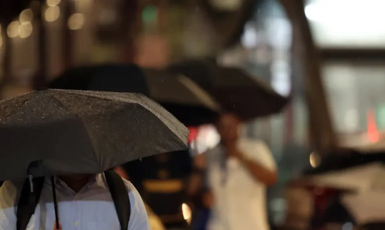 Água da chuva pode estar contaminada por agrotóxico, diz estudo Água da chuva pode estar contaminada por agrotóxico, diz estudo