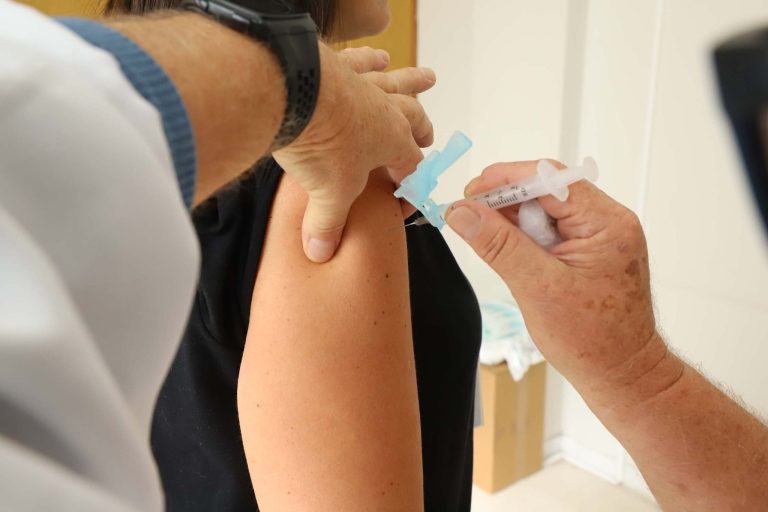 Dia D de multivacinação no Paraná será no sábado; meta é atingir 300 mil doses aplicadas Dia D de multivacinação no Paraná será no sábado; meta é atingir 300 mil doses aplicadas