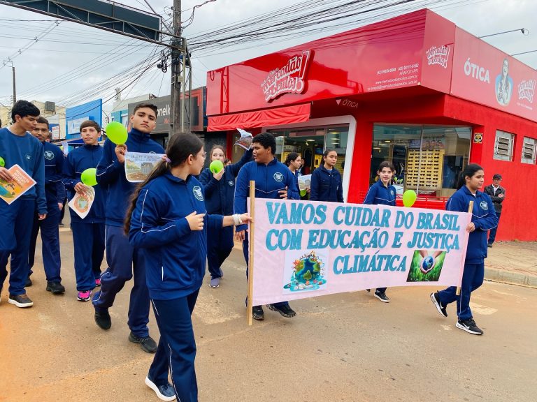 Passeata Junho Verde reúne 500 alunos em Arapoti em ato de conscientização ambiental Passeata Junho Verde reúne 500 alunos em Arapoti em ato de conscientização ambiental