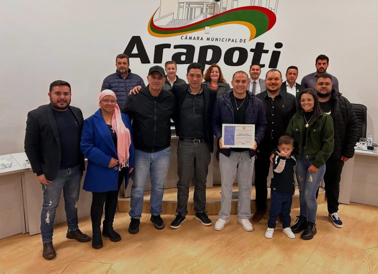 Câmara de Arapoti homenageia Fabinho, destaque do futsal mundial