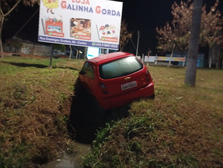 Condutor sofre ferimentos leves em saída de pista na PR-151, em Jaguariaíva