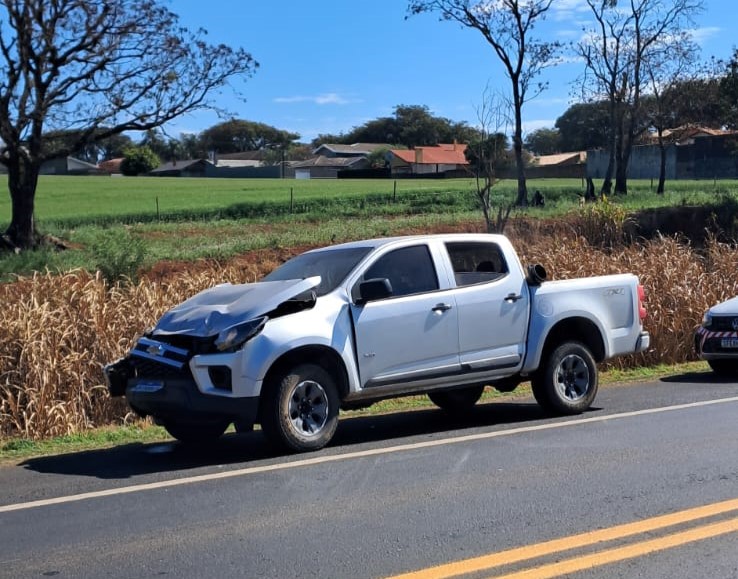 S10 colide com traseira de caminhão na PR-092 S10 colide com traseira de caminhão na PR-092