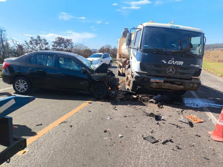 Acidente entre carro e caminhão deixa um ferido na PR-151, entre Sengés e Jaguariaíva