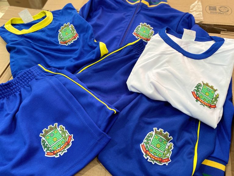 Prefeitura de Arapoti distribui uniformes e kits escolares para alunos da rede municipal Prefeitura de Arapoti distribui uniformes e kits escolares para alunos da rede municipal